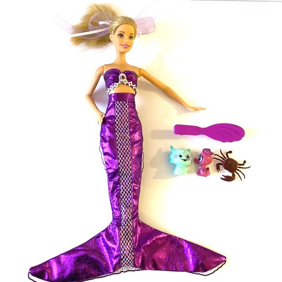 Barbie doll wearing mermaid fin and bikini top - Picture 1 of 8